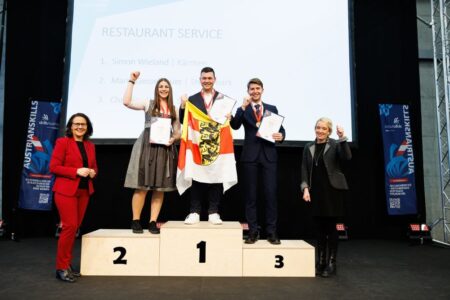Die besten Nachwuchstalente für Tourismusberufe gekürt Im Bereich Restaurant Service siegte Simon Wieland - Kärnten – Falkensteiner Schlosshotel Velden (m.) vor Maria Gesslbauer - Steiermark – Dorfhotel Fasching (l.) und Christian Handl - Steiermark - Natur und Wellnesshotel Höflehner.