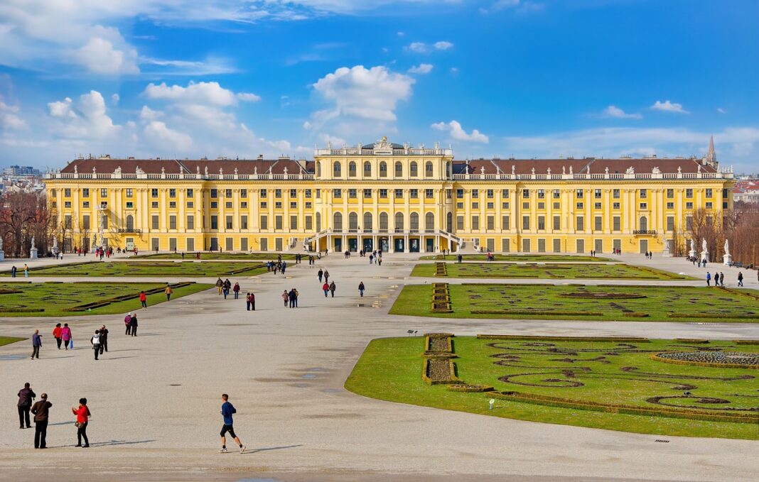 Nach dem Tiefpunkt während der Corona-Jahre waren im abgelaufenen Sommer Tourismusziele in Österreich (im Bild Schloss Schönbrunn) so beliebt wie noch nie.