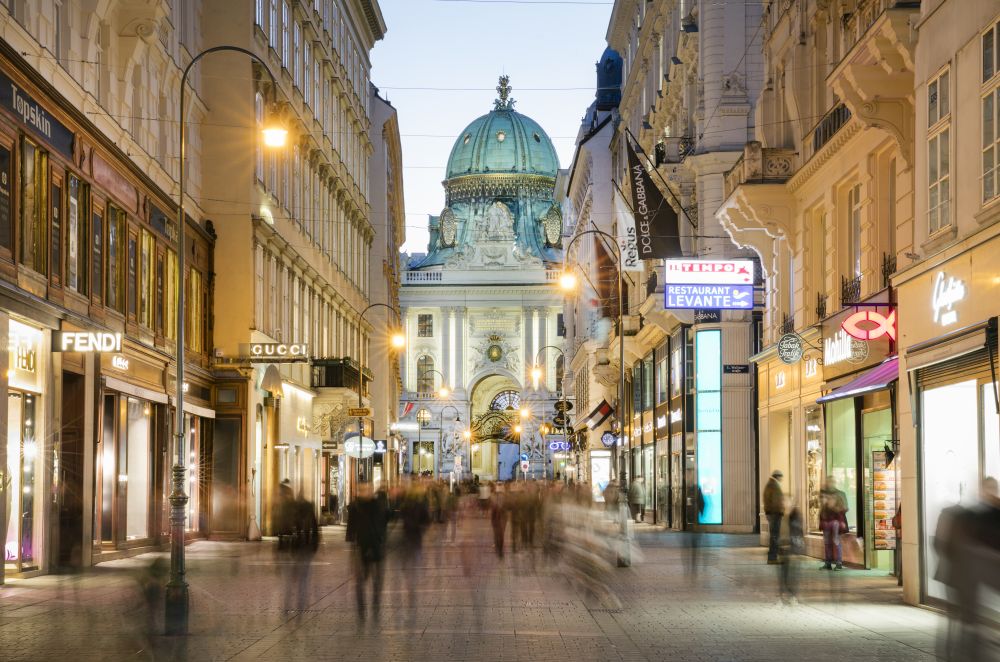 Die Sparte Tourismus der Wirtschaftskammer Wien fordert zumindest in touristisch besonders frequentierten Straßen wie dem Kohlmarkt (Bild) die Schaffung von Tourismuszonen, damit Touristen auch an Sonntagen einkaufen gehen können.