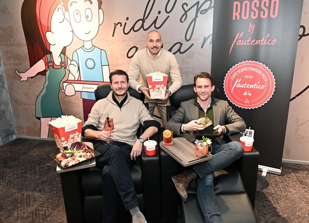 Sandro und Andre Gargiulo mit Cineplexx-Geschäftsführer Lucas Langhammer (v. l.) in den neuen Luxus-Kinosesseln.