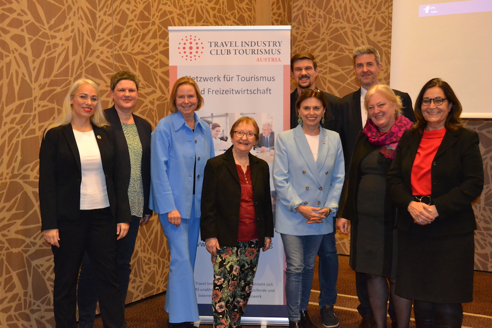 Mitwirkende an der Kick-off-Veranstaltung des Travel Industry Club Tourismus, vordere Reihe v.l.: Kerstin Dohnal, Conscious Tourism Group; Florentina Astleithner, Professorin FH Campus Wien; Petra Stolba, Kabinettchefin des Vizepräsidenten des Europäischen Parlaments; Veronika Staudacher, Bildungs- und PR-Beratung; Susanne Kraus-Winkler, Staatssekretärin-Tourismus; Ulrike Pröbstl-Haider, Professorin an der Universität für Bodenkultur; Dagmar Lund-Durlacher, Institute for Tourism Sustainability Hintere Reihe v.l.: Marco Riederer, Präsident des Travel Industry Club Tourismus; Matthias Matzer, Geschäftsführer OeHT