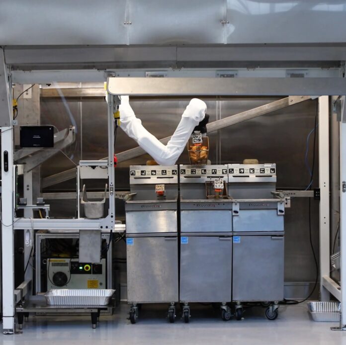 Ein Roboterarm bereitet im „CaliExpress by Flippy“ vollautomatisch Pommes frites zu.
