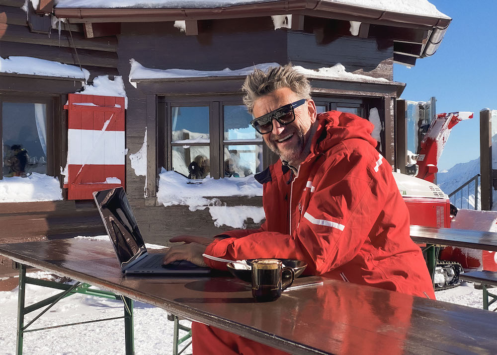 Bei „ChatSkiPT“ beantworten leibhaftige Skilehrer live Fragen rund um Winterurlaub und darüber hinaus.
