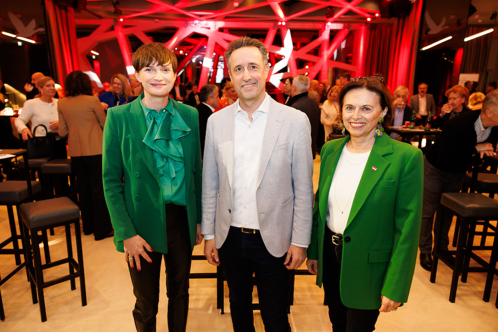 Präsentation des Tourismustausenders: Spartenobmann Markus Grießler mit Staatssekretärin Susanne Kraus-Winkler (r.) und der Österreich Werbung Geschäftsführerin Astrid Steharnig-Staudinger