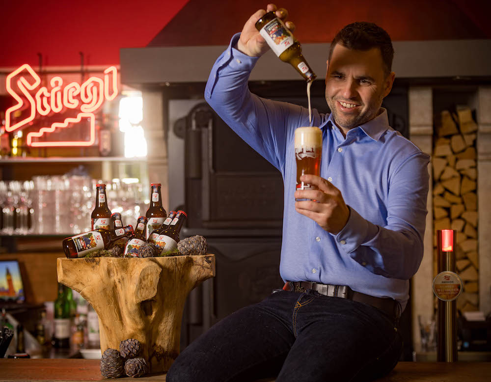 Heimische Bio-Zirbenzapfen sorgen für die besondere Aromatik des neuen Stiegl-Hausbiers „Almrausch” – im Bild Stiegl-Kreativbraumeister Markus Trinker mit der neuen Bierkreation.