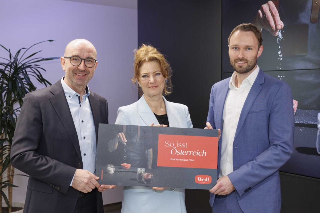 Wedl Food Report 2024 (v.l.): Christoph Antretter (Institut IMARK), Hanni Rützler (Foodtrend-Expertin) und Lorenz Wedl (Mitglied der Geschäftsführung bei Wedl).