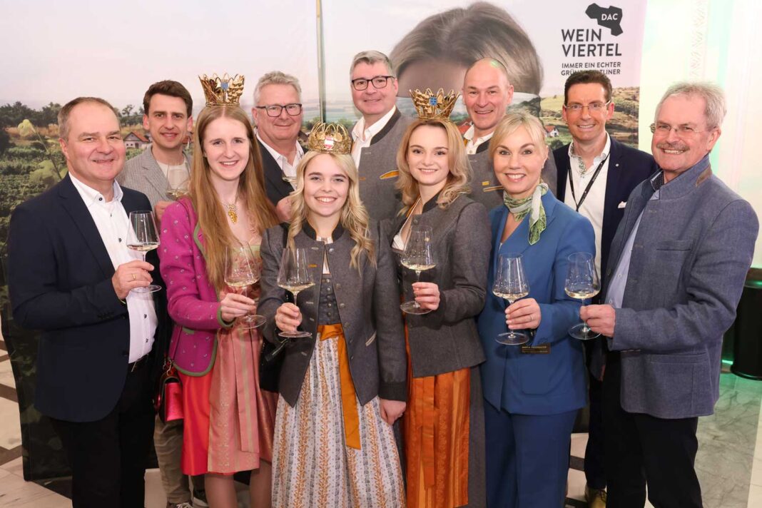 Weinviertler DAC Jahrgangspräsentationen 2024 Zum glanzvollen Event in prachtvollem Rahmen der Wiener Hofburg kamen auch zahlreiche prominente Vertreter, die mit Vorsitzendem Hans Setzer und Geschäftsführerin Maria Obermayer vom Regionalen Weinkomitee Weinviertel die edlen Weine aus dem Weinviertel verkosteten, darunter NÖ Landtagspräsident Karl Wilfing, NÖ Weinbaupräsident Reinhard Zöchmann, ÖWM-Chef Chris Yorke, Geschäftsführer Wein Niederösterreich Klaus Goldmann, Weinviertel-Tourismuschef Hannes Steinacker und Weinkönigin Sophie Hromatka sowie ihre beide Vizeweinköniginnen, Magdalena Eser und Katharina Baumgartner.