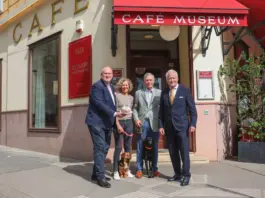 Café Museum v.l.n.r. Cafétiers Berndt Querfeld und Irmgard Querfeld mit den Verpächtern Heinrich Pretscher und Alexander Rokitansky