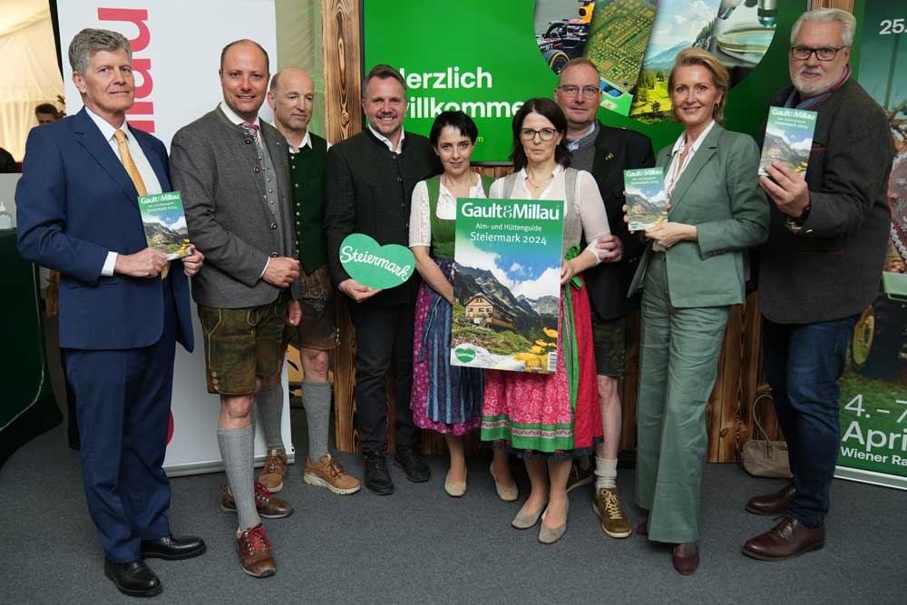 Karl Hohenlohe (Hg. Gault&Millau), Mathias Schattleitner (GF Erlebnisregion Schladming-Dachstein), Kurt Hutegger (Waldhäuslalm), Michael Feiertag (GF Steiermark Tourismus & Standortmarketing), Sigrid Hutegger, Ilse und Peter Zechmann (alle Waldhäuslalm), Martina Hohenlohe (Hg. Gault&Millau) und Jürgen Schmücking (Red. Leitung Gault&Millau)