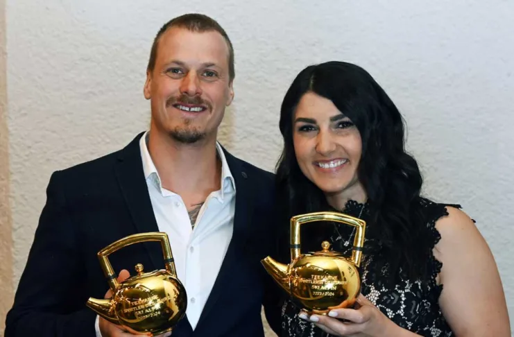Beliebteste Wintersportler Österreichs Manuel Feller und Stephanie Venier freuten sich gemeinsam über die „Goldene Teekanne”.