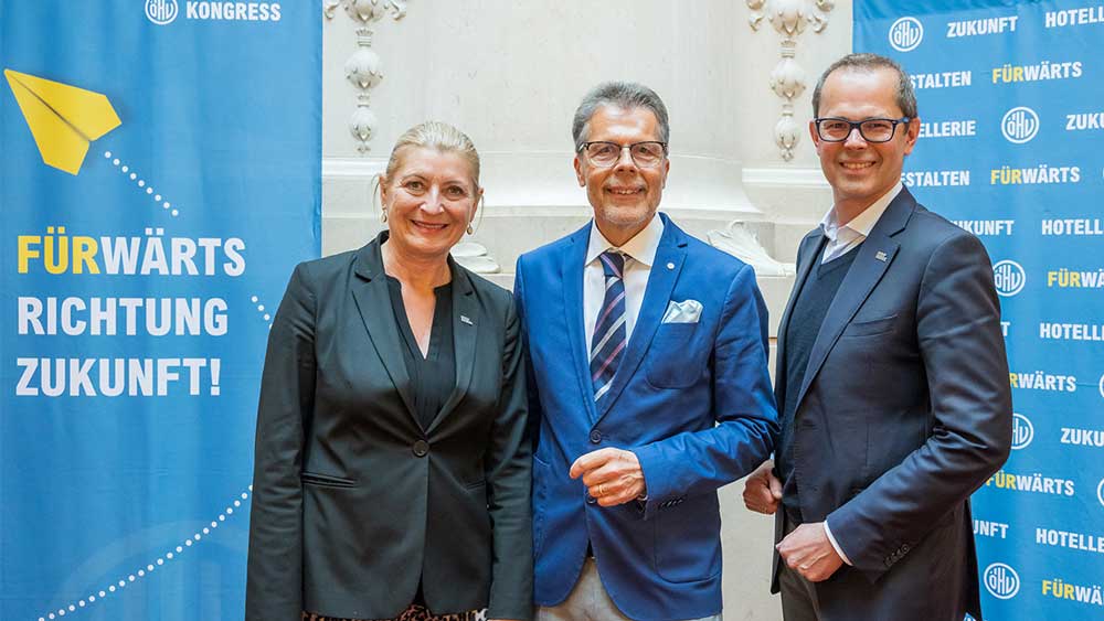 Tourismus-Hot-Spot V.l.n.r.: Christine Keth, Msc., Managing Director Innsbruck Information und Reservierung GmbH & Convention Bureau, ÖHV-Präsident Walter Veit und Klaus Schmidhofer, Head of Sales Congress Messe Innsbruck.