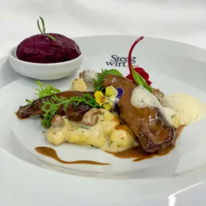 Rosa gebratene Rehfilets mit Gnocchi