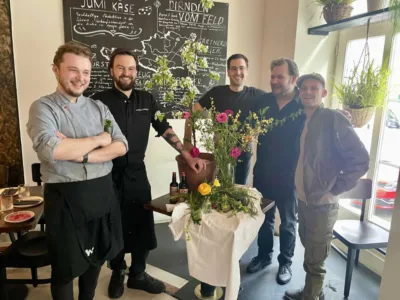 Vom Feld auf den Tisch V.l.n.r.: Restaurantleiter Mateusz Dybikowski, Chefkoch Wernher Schörkmayr, Inhaber Manuel Künz, Barchef Simon Schindelar, Künstler Sergej Scaled.