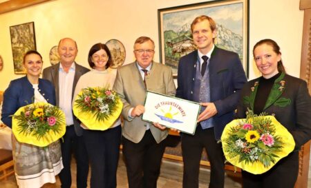 Herbstfest der Traunseewirte: Übergabe an die nächste Generation Franz Pernkopf und Herbert Starl mit Nachfolgern": Johanna Schallmeiner, Herbert Starl, Simone Starlinger, Franz Pernkopf, Michael Pernkopf, Julia Grashäftl