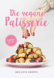 Lebkuchen Tiramisu im Glas Erscheinungsdatum: 29. 10. 2024 Verlag: Buchschmiede
Seiten: 122 Seiten, 70 Rezepte, Desserts durchgehend bebildert
Maße: 24 x 17cm
ISBN: 978-3-99165-692-0
Preis: 29,90€