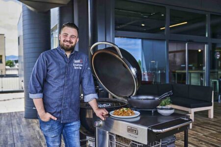 Foto: Weber- Stephen Österreich GmbH Grillmeister Patrick Bayer ist ein Fan des Wintergrillens. Fotos (S 32-33): Weber- Stephen Österreich GmbH