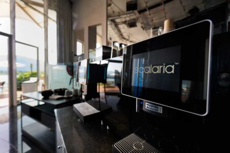 Fotos: Brita/Andreas Huber Die Franke Kaffeevollautomaten können ganz einfach mit Logo, Videos oder farbigem Leuchtrahmen in Kunden-CI versehen werden.