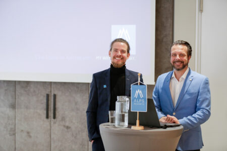 © ALPS RESORTS Ferienhotellerie in Österreich: Studie zeigt Lösungen Thomas Payr, CMO von ALPS RESORTS (links), und Stefan Bracher, Director of Marketing & Corporate Strategy bei ALPS RESORTS präsentierten die Ergebnisse der Branchenstudie.