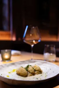 Riebelnockerl mit Zwiebel und Bergkäse (4 PAX)