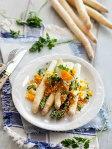 Grüner Spargel mit Eierbrösel