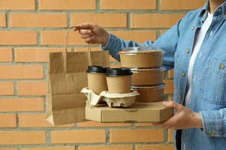 Foto: AtlasStudio In Österreich landen täglich rund 1,86 Millionen Einwegverpackungen im Müll.