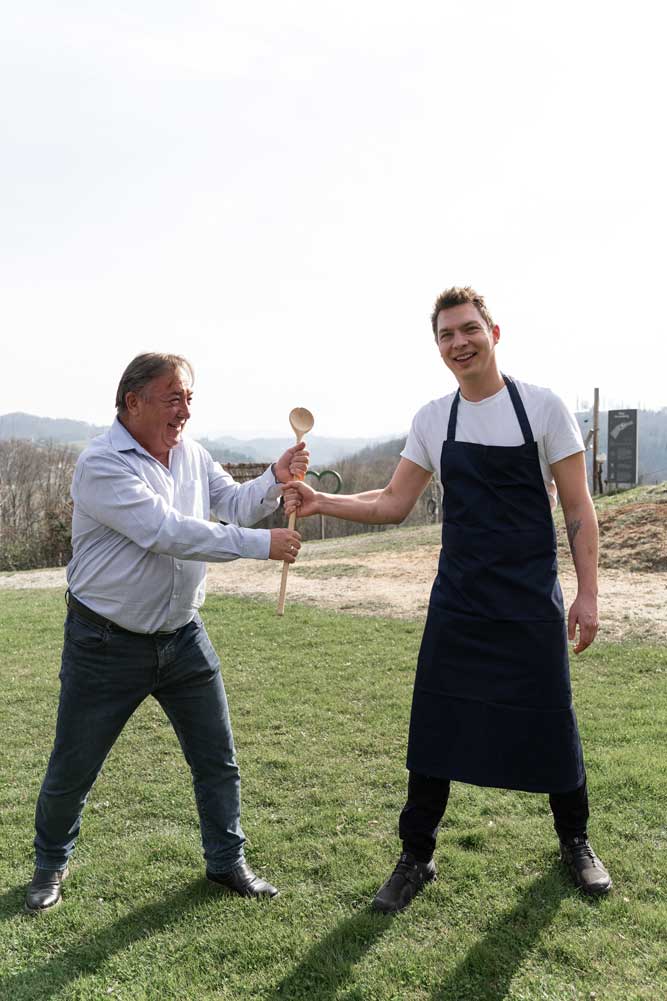 Wer kriegt nun den Kochlöffel? Natürlich Markus, der von Vater Hannes die Kochleidenschaft geerbt hat.