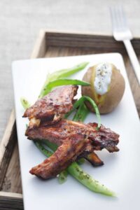 Mexico Spareribs mit Frühlingszwiebeln und Ofenkartoffel - Fleisch Rezepte - Copyright Matthias Muenz