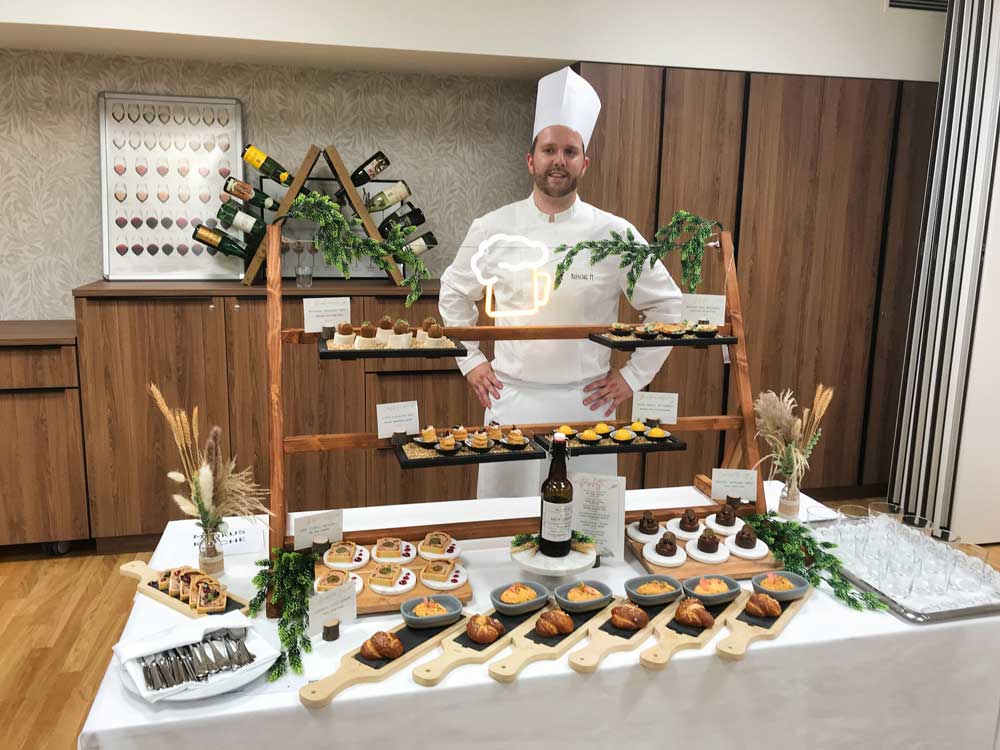 Markus Kusche präsentierte ein Fingerfood-Buffet, das sowohl den Gaumen als auch das Auge begeisterte. Er überzeugte mit seinem feinen Gespür für Aromen und dem ansprechenden Anrichten der Speisen.