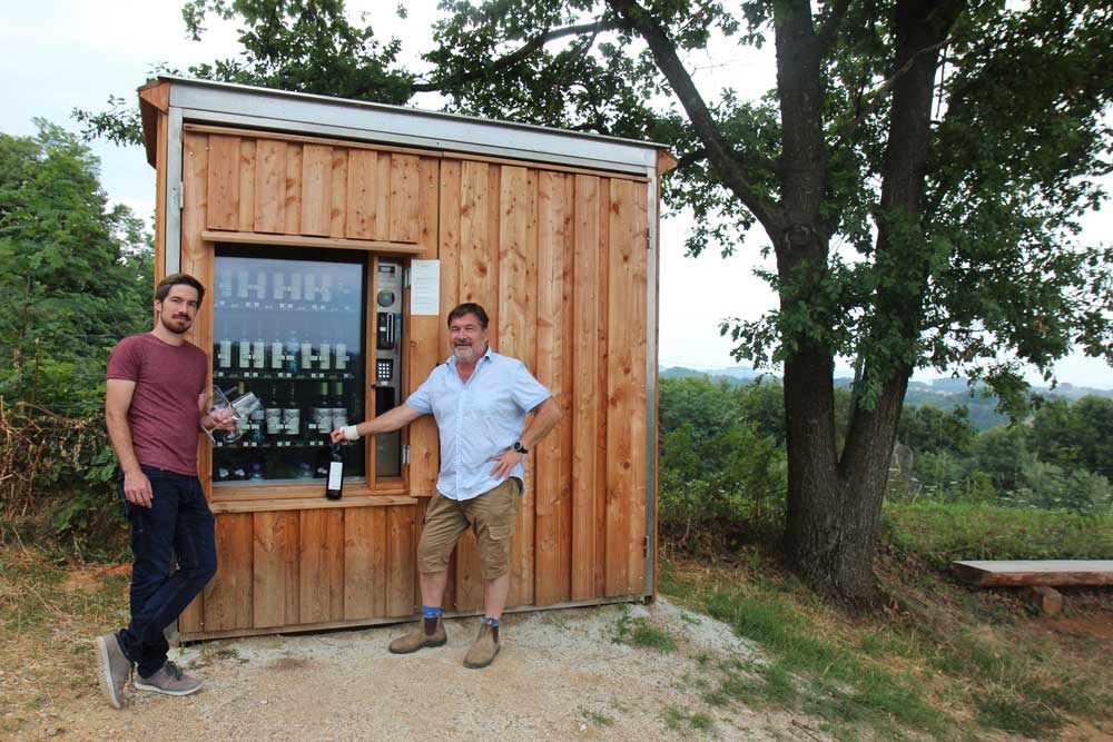 Vater Willi und Sohn Andreas bestücken den Weinautomaten mit guten Tropfen.