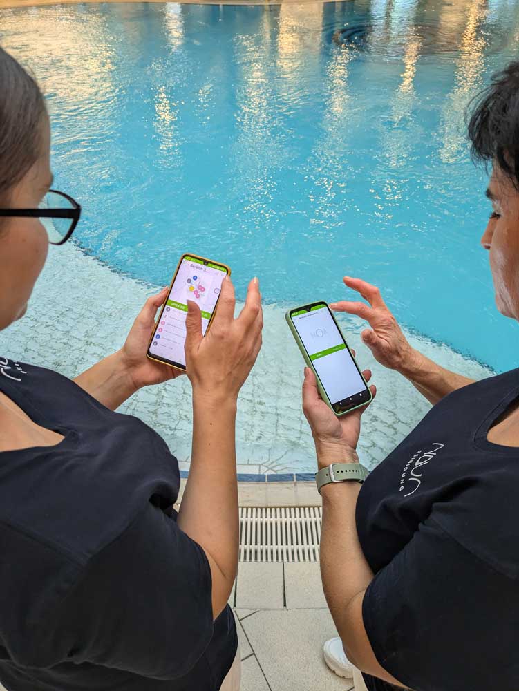 Über die NOA App wird das Reinigungsteam der Therme NOVA digital durch den Tag begleitet.