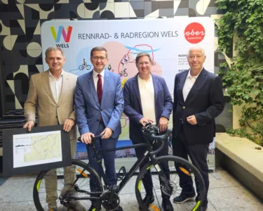 Foto: Tourismusverband Region Wels v.l.n.r. Peter Jungreithmair, MBA GF Tourismusverband Region Wels, Wirtschafts- und Tourismus-Landesrat Markus Achleitner, Bgm. Dr. Andreas Rabl, KR Helmut Platzer, Vorstandsvorsitzender Tourismusverband Region Wels